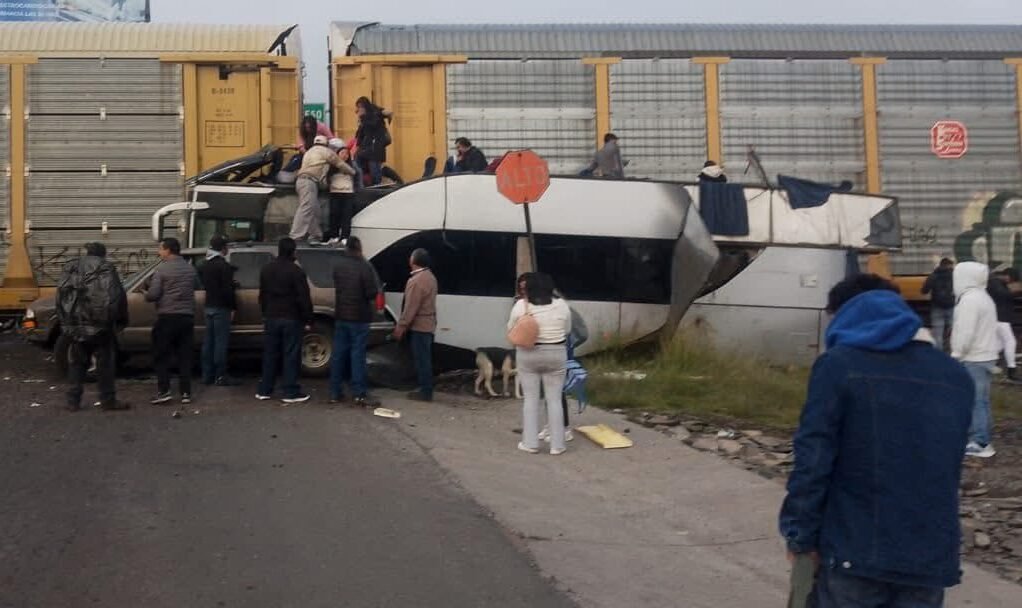 Vista del camión tras accidente con el tren en Atlacomulco