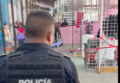 Policías de la Secretaría de Seguridad Ciudadana (SSC) de la Ciudad de México, tomaron conocimiento de dos personas que perdieron la vida por disparos de arma de fuego en el Eje 1 Norte casi esquina con la calle Tenochtitlán, en la colonia Morelos, de la alcaldía Cuauhtémoc; otro que murió en un hospital, y una mujer que resultó lesionada en los pies. Los hechos ocurrieron cuando los oficiales que realizaban recorridos en la zona escucharon detonaciones y, al aproximarse al sitio, observaron a un sujeto que corría mientras portaba un arma de fuego en sus manos; además, vieron a dos hombres con manchas hemáticas en el asfalto. Uno de los uniformados comenzó con la persecución del sujeto que ingresó a una vecindad localizada sobre la calle Tenochtitlán quien, apuntó y disparó en su contra, por lo que al ver en riesgo su vida repelió la agresión, sin embargo el probable implicado subió a una motocicleta en la que ya lo esperaba otro sujeto, sobre la calle Jesús Carranza. En tanto, paramédicos que llagaron al sitio, diagnosticaron a un joven de 20 años de edad y a un hombre de aproximadamente 55 años sin signos vitales; además atendieron a otro lesionado, de 22 años y lo trasladaron a un hospital donde posteriormente se informó que perdió la vida. Los oficiales también fueron informados que, una mujer que es comerciante en la zona resultó lesionada, a la que sus familiares trasladaron a un nosocomio donde la diagnosticaron con herida de bala en ambos pies. Cabe señalar que, de acuerdo con las primeras investigaciones, se supo que un sujeto, el que probablemente resultó herido cuando el policía lo enfrentó, llegó al Eje 1 Norte y realizó los disparos de manera directa en contra de los jóvenes de 20 y 22 años de edad, para después huir corriendo. De lo ocurrido se dio parte al agente del Ministerio Público para los servicios periciales correspondientes y las indagatorias del caso; en tanto ya se realiza el análisis de las cámaras de videovigilancia en la zona para la identificación de la motocicleta y los tripulantes.