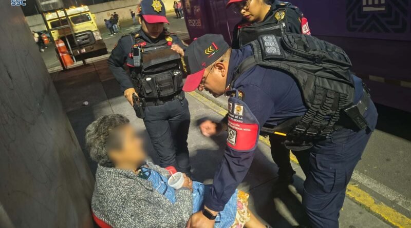 Se perdió en el CETRAM Tasqueña pero policía la acompañó a casa en Iztacalco