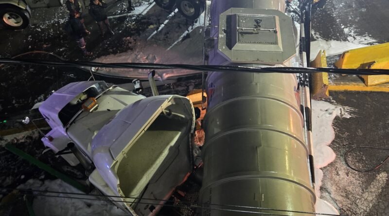 Choca enorme pipa cargada de combustible en Circuito Interior