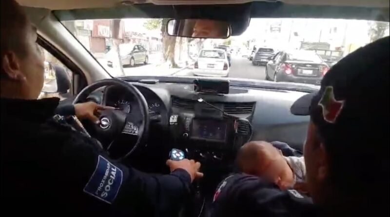 Policías de Ecatepec salvan vida a bebé de 7 días de nacido que se asfixiaba