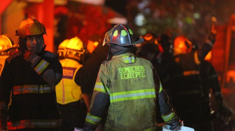 Después de 7 horas bomberos lograron sofocar las llamada en fábrica de colchones en Ecatepec