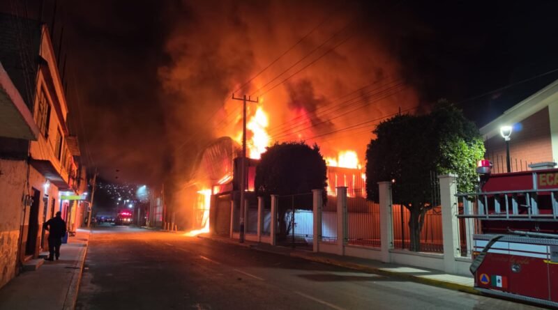 Atienden incendio en fábrica de plasticos en Xalostoc