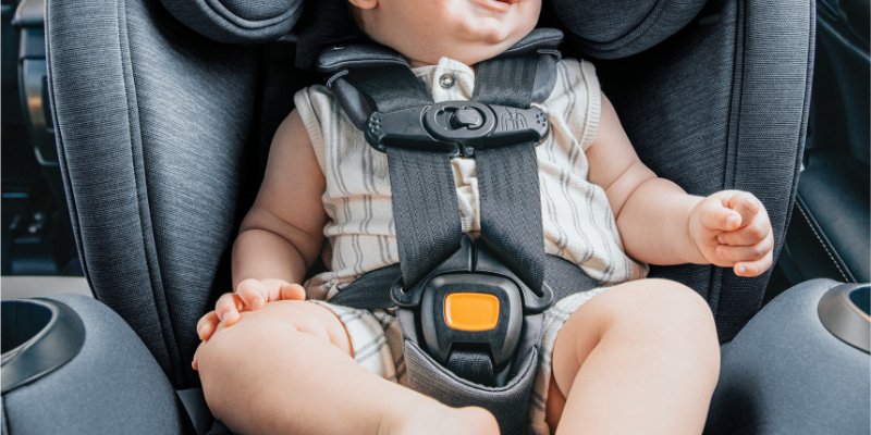 niño en auto